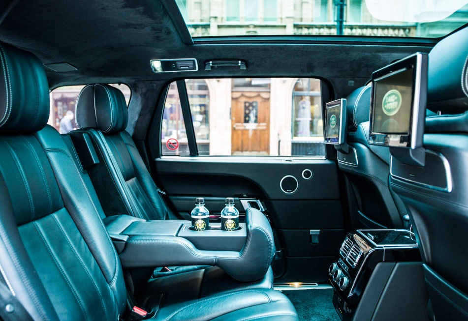 Range Rover Places Best Range Rover SVR Hire for Luxe Exploration | ChauffeurPlace